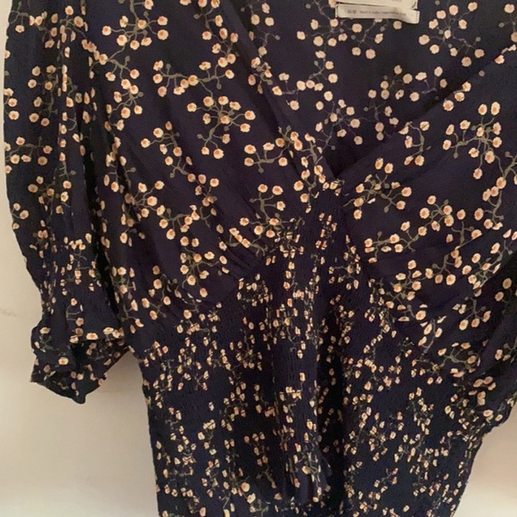 Urban Outfitters Smocked V Neck Top - L - Picture 3 of 4